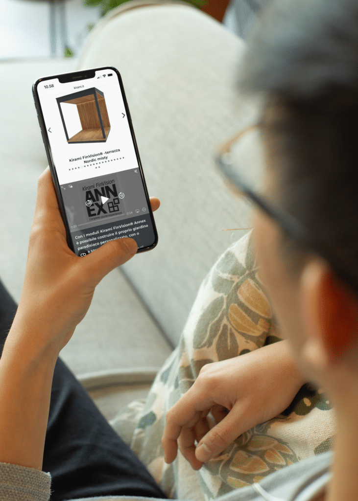 Man holding a phone and searching Kirami’s products on the Italian page