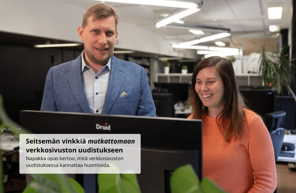 Nainen katsoo tietokoneen näytölle ja mies kohti kameraa. Etualalla teksti Seitsemän vinkkiä mutkattomaan verkkosivuston uudistukseen.