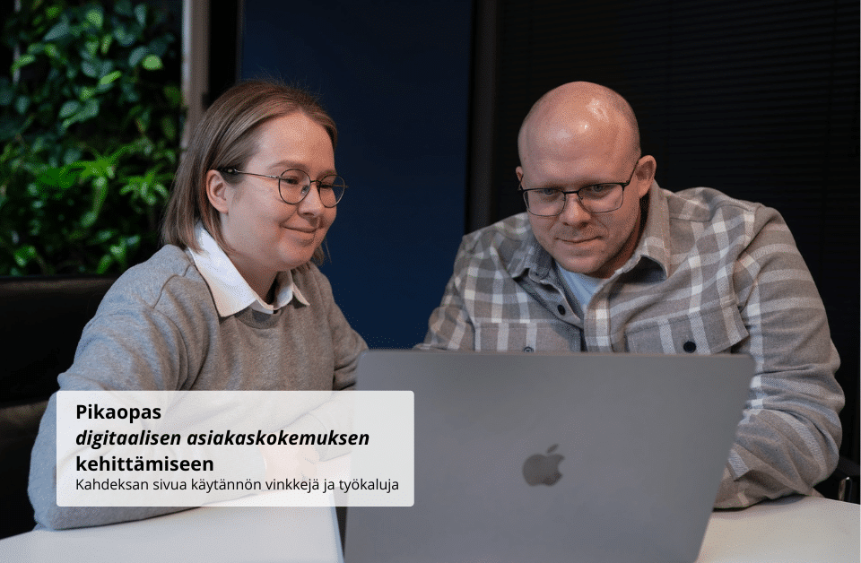 Mies ja nainen katsovat kohti tietokoneen näyttöä.